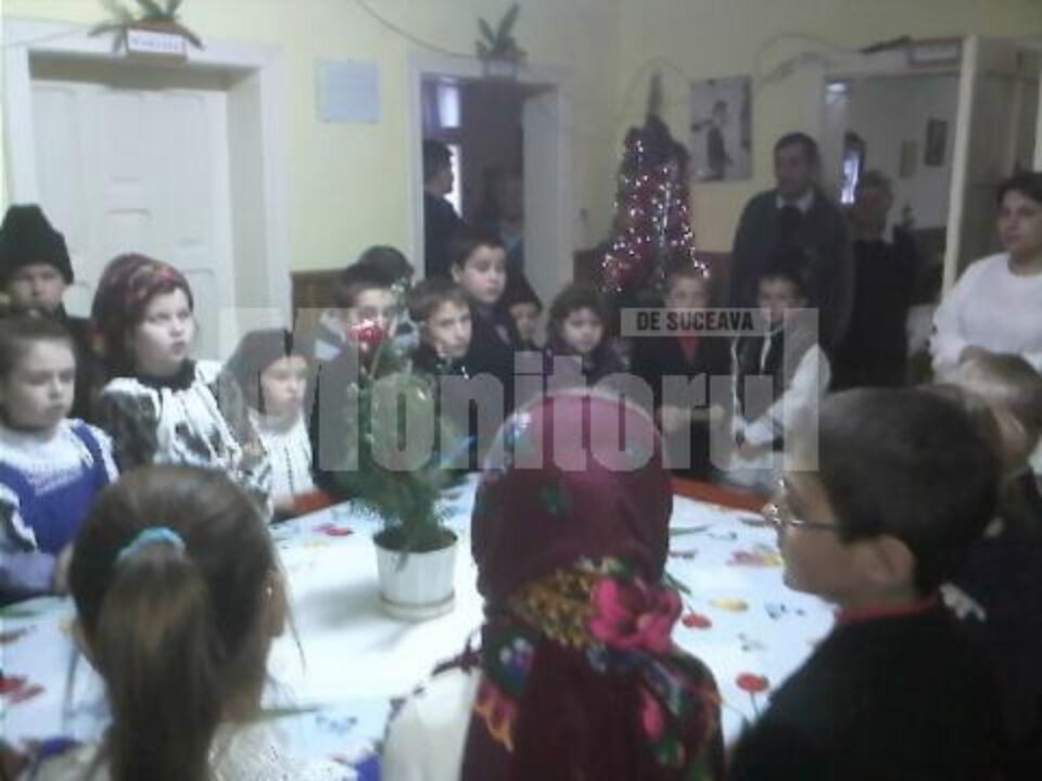 Elevi de la Vatra Moldoviței au împărțit miercuri daruri bătrânilor din Pojorâta