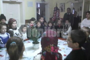 Elevi de la Vatra Moldoviței au împărțit miercuri daruri bătrânilor din Pojorâta