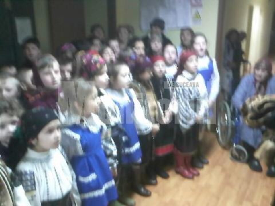 Elevi de la Vatra Moldoviței au împărțit miercuri daruri bătrânilor din Pojorâta