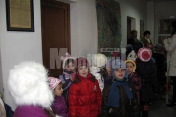 Copiii de la Grădinița „Țăndărică” au colindat redacția Monitorului de Suceava