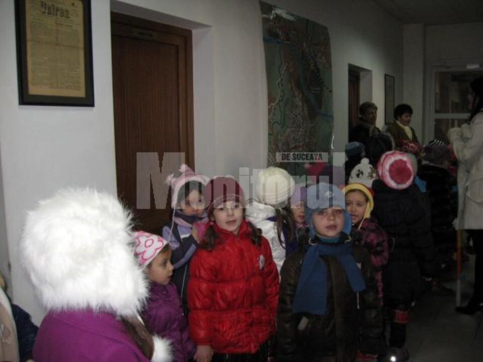 Copiii de la Grădinița „Țăndărică” au colindat redacția Monitorului de Suceava