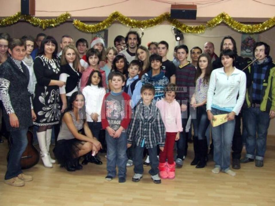 Trupa Hara i-a colindat pe copiii de la centrele de plasament „Speranța” și „Colț Alb”