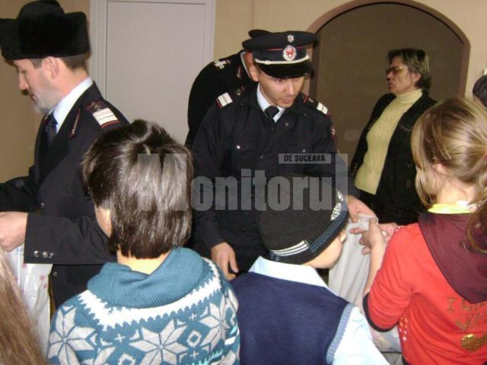 Pompierii Inspectoratului pentru Situații de Urgență Suceava s-au transformat timp de două zile în Moși Crăciun Pompierii Inspectoratului pentru Situații de Urgență Suceava s-au transformat timp de două zile în Moși Crăciun