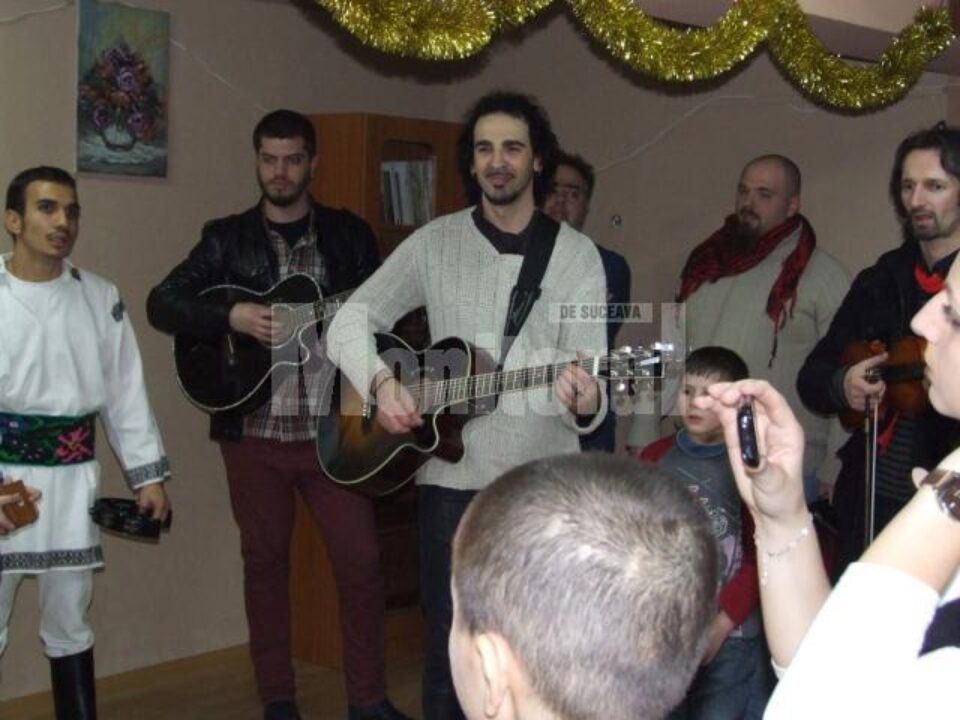 Trupa Hara i-a colindat pe copiii de la centrele de plasament „Speranța” și „Colț Alb”