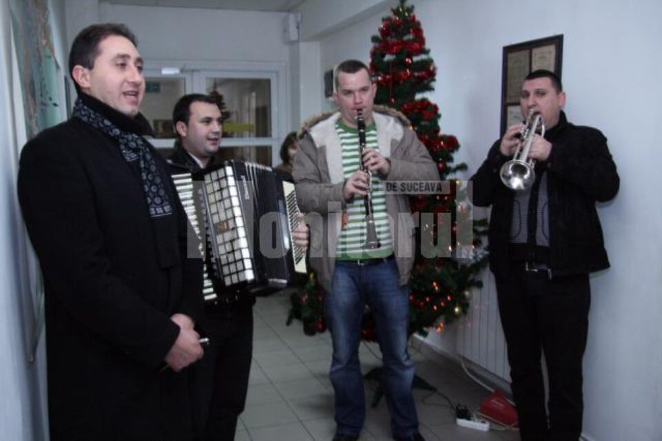 A devenit o tradiție ca „Cetina” și interpretul Alexandru Recolciuc să colinde redacția Monitorul de Suceava, în Ajun de Crăciun A devenit o tradiție ca „Cetina” și interpretul Alexandru Recolciuc să colinde redacția Monitorul de Suceava, în Ajun de Crăciun