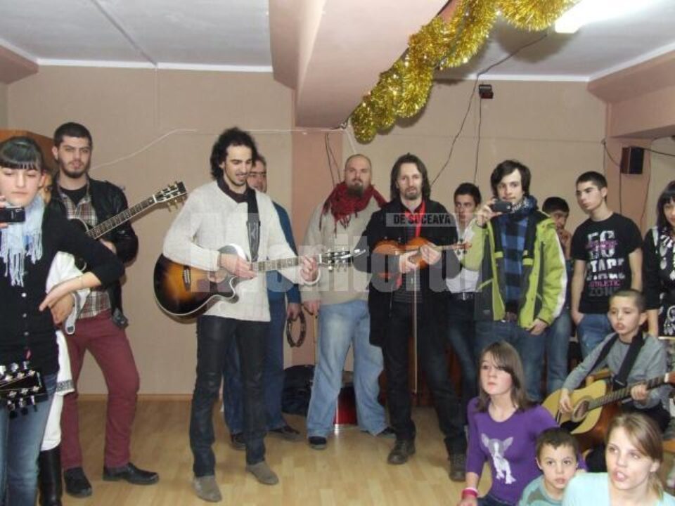 Trupa Hara i-a colindat pe copiii de la centrele de plasament „Speranța” și „Colț Alb”