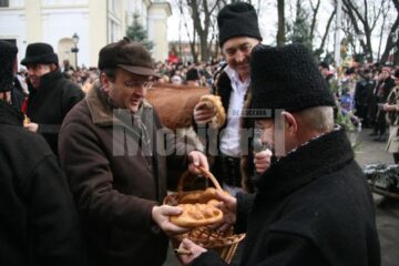 Gheorghe Flutur i-a răsplătit cu colaci pe urători