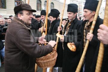Gheorghe Flutur i-a răsplătit cu colaci pe urători