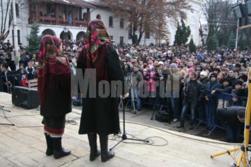 Mulți spectatori la parada obiceiurilor de iarnă de anul acesta
