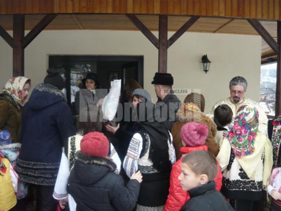 Democrat-liberalii din Adâncata au oferit peste o sută de daruri de Crăciun unor copii și oameni în vârstă din comună