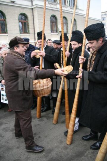 Gheorghe Flutur i-a răsplătit cu colaci pe urători