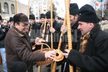 Gheorghe Flutur i-a răsplătit cu colaci pe urători