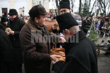 Gheorghe Flutur i-a răsplătit cu colaci pe urători