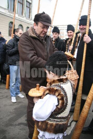 Gheorghe Flutur i-a răsplătit cu colaci pe urători