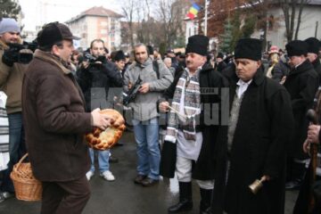 Gheorghe Flutur i-a răsplătit cu colaci pe urători