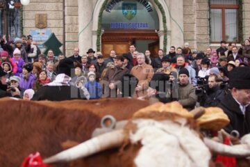 La Palatul Administrativ, alaiul de urători a fost așteptat de Gheorghe Flutur și Ion Lungu