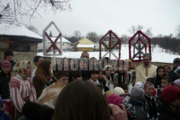 Democrat-liberalii din Adâncata au oferit peste o sută de daruri de Crăciun unor copii și oameni în vârstă din comună