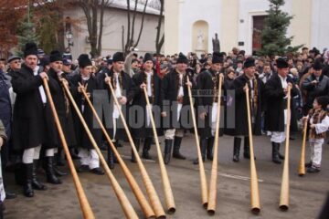 Urători în costume populare, veniți din toate zonele județului