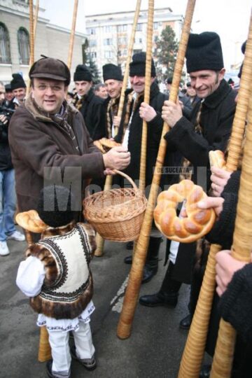 Gheorghe Flutur i-a răsplătit cu colaci pe urători
