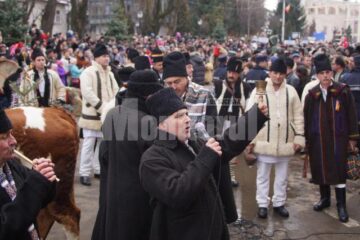 Urători în costume populare, veniți din toate zonele județului