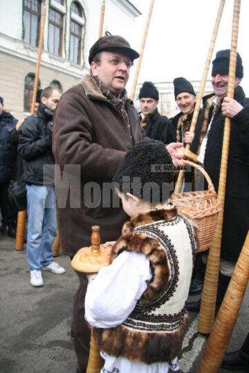 Gheorghe Flutur i-a răsplătit cu colaci pe urători