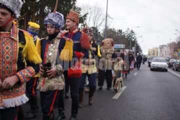 Cete de urători și colindători, pe străzile Sucevei