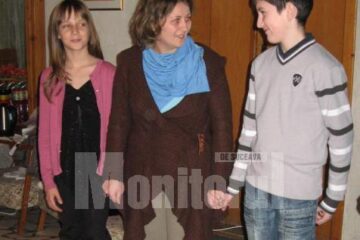 Briana și Gabriel, împreună cu prof. Petra Rusu la vernisaj