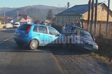 În urma impactului, o tânără de 28 de ani, pasageră în mașina Skoda, a fost rănită