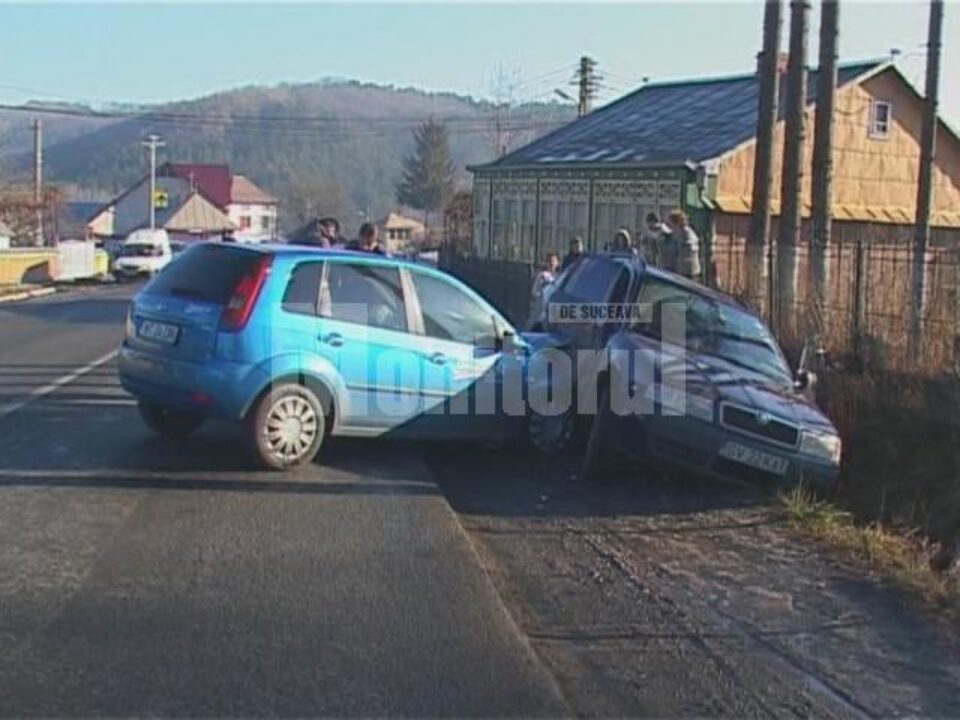 În urma impactului, o tânără de 28 de ani, pasageră în mașina Skoda, a fost rănită