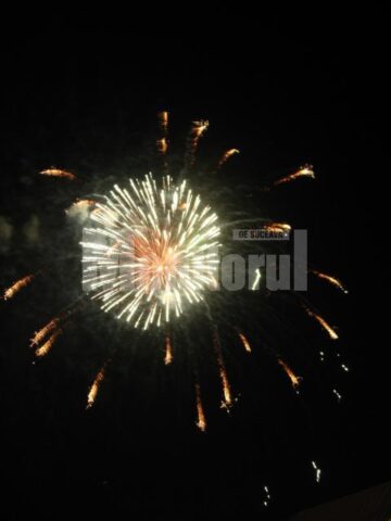 Un superb foc de artificii a luminat cerul Sucevei, de Revelion. Foto: Corneliu ACASANDRE