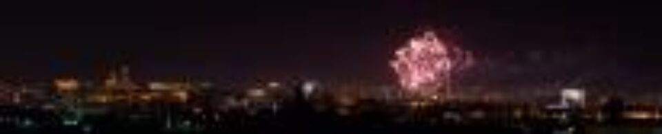 Un superb foc de artificii a luminat cerul Sucevei, de Revelion. Foto: Corneliu ACASANDRE Un superb foc de artificii a luminat cerul Sucevei, de Revelion. Foto: Corneliu ACASANDRE