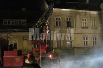 Mansarda unui imobil din municipiul Rădăuți, care găzduiește câteva locuințe sociale, s-a aprins ieri seară