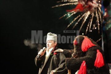 George Finiș a urcat pe scenă în primele minute ale anului 2012, cu ursul și capra. Foto: radiotop.ro