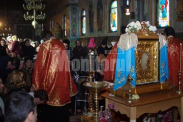 Oamenii veniți să se închine Maicii Domnului