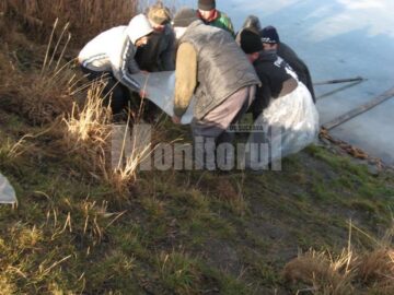 Pe Iazul „Parțâc” din Bosanci, pompierii civili au reușit să confecționeze și anul acesta cruci de gheață pentru Bobotează