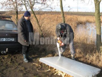 Pe Iazul „Parțâc” din Bosanci, pompierii civili au reușit să confecționeze și anul acesta cruci de gheață pentru Bobotează
