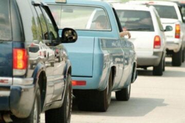 Românii care cumpără o mașină pentru care nu s-a plătit taxa pentru emisiile poluante trebuie să o achite. Foto: ALAMY