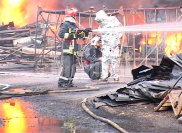 Incendiu de mari proporții la depozitul de cauciucuri de la Slobozia-Grănicești