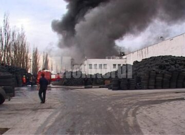 Incendiu de mari proporții la depozitul de cauciucuri de la Slobozia-Grănicești