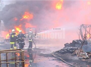 Incendiu de mari proporții la depozitul de cauciucuri de la Slobozia-Grănicești