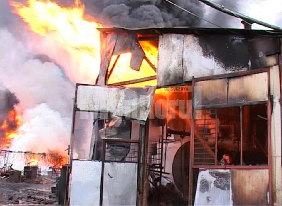 Pompierii au fost nevoiți să ducă o luptă contracronometru pentru evitarea unei explozii care ar fi îngreunat și mai mult misiunea de stingere a flăcărilor