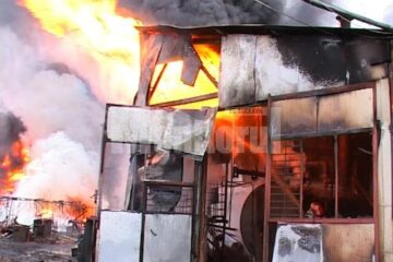 Pompierii au fost nevoiți să ducă o luptă contracronometru pentru evitarea unei explozii care ar fi îngreunat și mai mult misiunea de stingere a flăcărilor
