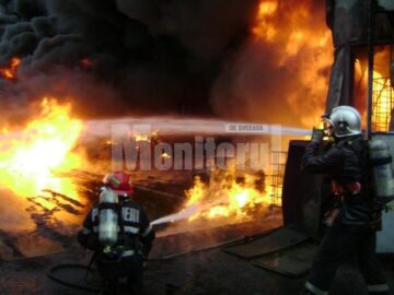 Pompierii au fost nevoiți să ducă o luptă contracronometru pentru evitarea unei explozii care ar fi îngreunat și mai mult misiunea de stingere a flăcărilor