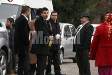 După slujbă și apă sfințită s-au cinstit cu un whisky