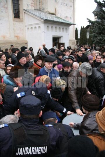 Cordon de jandarmi pentru a stăvili mulțimea