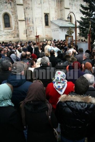 Sute de credincioși în jurul rezervoarelor cu apă sfințită