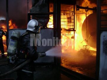 Pompierii au fost nevoiți să ducă o luptă contracronometru pentru evitarea unei explozii care ar fi îngreunat și mai mult misiunea de stingere a flăcărilor