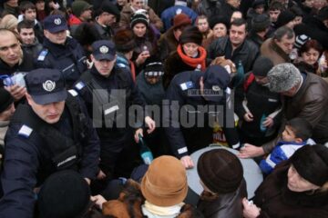 Cordon de jandarmi pentru a stăvili mulțimea