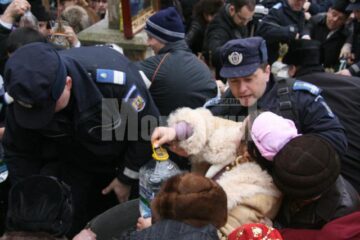 Sute de credincioși în jurul rezervoarelor cu apă sfințită