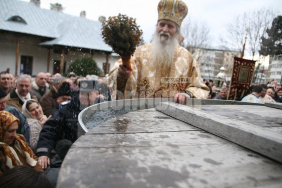 ÎPS Pimen îi stropește pe credincioși cu agheasmă ÎPS Pimen îi stropește pe credincioși cu agheasmă